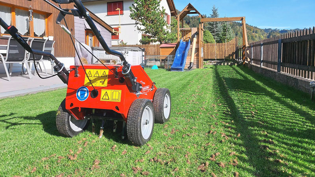 Ein Aerifizierer kommt dann zum Einsatz, wenn der Boden stark beansprucht ist. Er hilft, die Verdichtungen teilweise zu lösen und einen Teil des Filzes abzuführen. BILD UFA-SAMEN